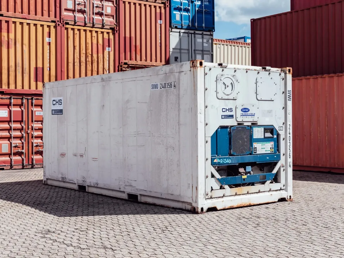 Contenedor refrigerado con unidad de frío en un depósito de contenedores.